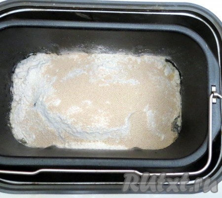 Затем добавляем муку, соль и дрожжи. Включаем режим замеса дрожжевого теста (в моей хлебопечке тесто замешивается за 1 час 50 минут).
