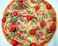 Пицца с колбасой, помидорами, сыром и грибами