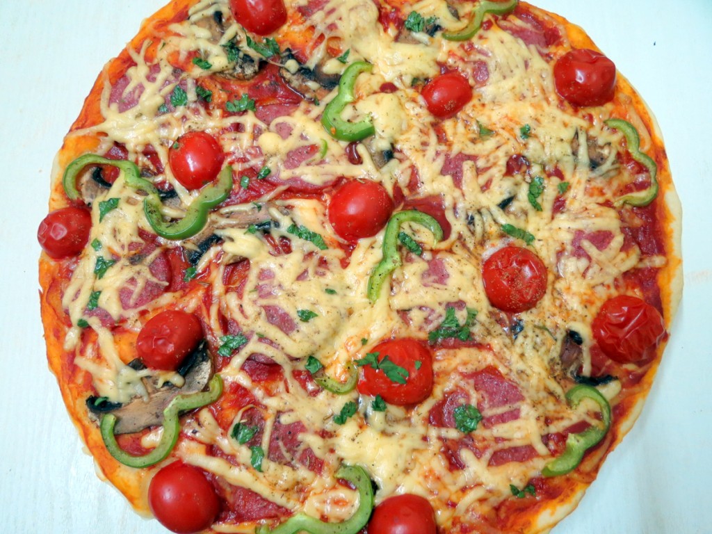пицца рецепт с колбасой и сыром и помидорами и грибами и огурцами | Дзен