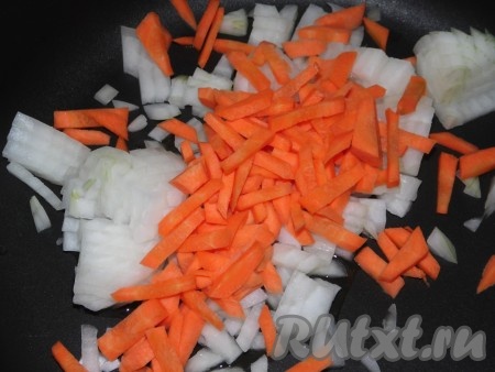Морковь и лук очистить, мелко нарезать и выложить в сковороду, хорошо разогретую с растительным маслом. Обжарить овощи, периодически помешивая, 5-6 минут.
