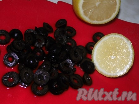 Оливки и лимон нарезать тонкими колечками, как на фото. Добавить оливки в суп, довести до кипения, выключить и дать приготовленной рыбной солянке настояться минут 10.
