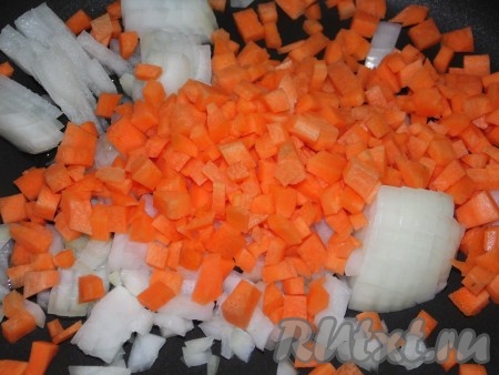 Для приготовления зажарки очищенные лук и морковь нарезать на небольшие кубики (при желании морковь можно натереть на крупной тёрке) и обжарить на растительном масле, иногда помешивая,  до румянца.
