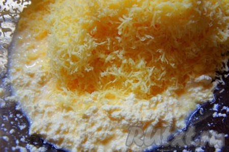 Сыр натереть на мелкой тёрке, добавить в смесь масла и сметаны, перемешать.
