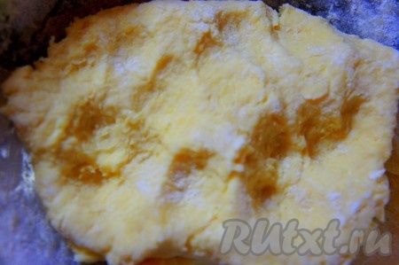 В получившуюся сырную массу просеять муку и замесить эластичное тесто. Тесто не должно прилипать рукам, поэтому, при необходимости, добавьте немного муки. Оставить тесто на 10-15 минут.
