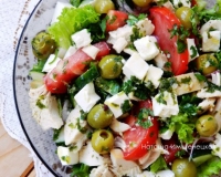 Греческий салат с курицей