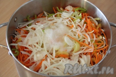 Соединить нарезанные овощи в большой кастрюле, хорошо перемешать, добавить растительное масло, уксус, соль, сахар и ещё раз перемешать. 