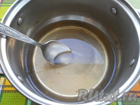 Далее залить баклажаны кипятком и сразу же слить эту воду в кастрюльку (так мы отмеряем количество воды для маринада). Добавить в воду соль, сахар и уксус.
