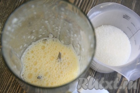 Яйца взбить в пышную пену, затем добавить сахар и взбивать в течение 5 минут. Масса увеличится в объёме и посветлеет.