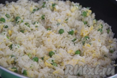  Затем хорошо перемешать рис с горошком и яйцами. Снять сковороду с огня, накрыть крышкой и оставить на 5-10 минут.
