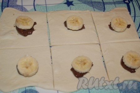 Для плюшек с нутеллой и бананами, на раскатанное тесто положить чайную ложку нутеллы, на нее дольку банана, защипнуть плюшку и отправить печься, точно также, как плюшки с яблоками.