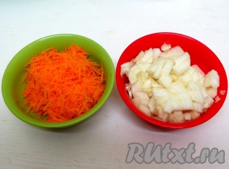 Морковь чистим, моем и натираем на мелкой тёрке. Лук чистим, моем и нарезаем мелкими кубиками.
