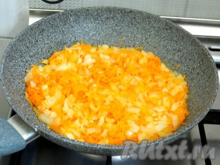 Пока жарится капуста, на другой сковороде, разогретой с двумя столовыми ложками масла, обжариваем лук и морковь в течение трёх минут, иногда помешивая.
