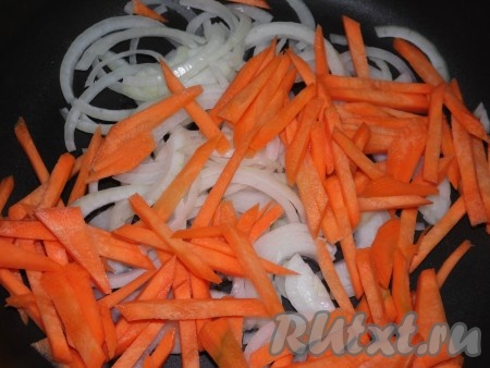 Репчатый лук и морковь очистить,  лук нарезать полукольцами, а морковь - брусочками и обжарить на растительном масле до лёгкого румянца, иногда помешивая. 
