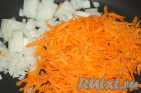 Морковь и репчатый лук очистить. Морковь, натертую на тёрке, и мелко нарезанный лук обжарить, периодически помешивая, в небольшом количестве растительного масла до мягкости. 

