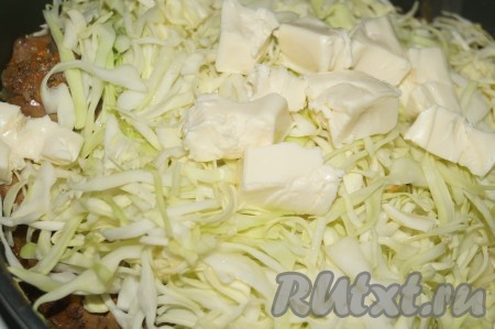 Добавить нарезанный плавленый сыр и томить под крышкой  ещё минут 15, изредка помешивая, чтобы не подгорело. 
