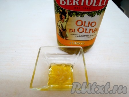 В ёмкость наливаем оливковое масло и выдавливаем чеснок.