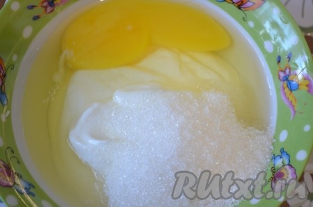 Для приготовления заливки соединить сметану, яйцо, сахар, перемешать вилкой.