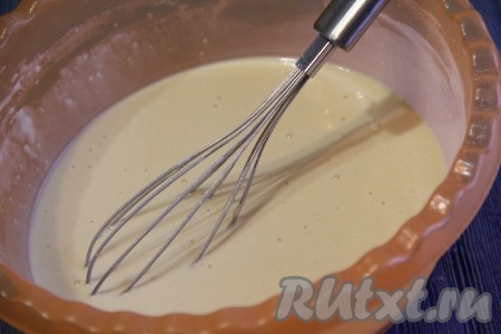 Влить тонкой струйкой в тесто крутой кипяток и хорошо перемешать. Тесто получится однородным и льющимся, как раз блинное. 