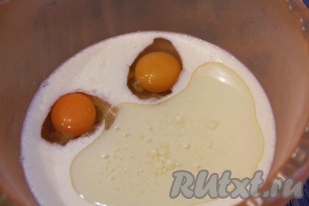 В глубокую миску влить молоко и растительное масло. Добавить яйца, соль и сахар.