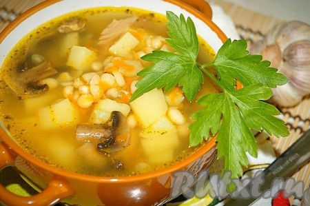 Варить суп минут 20-30 на маленьком огне, затем накрыть крышкой и дать настояться минут 15. При подаче вкусный, сытный грибной суп с фасолью украсить зеленью и подавать к столу.
