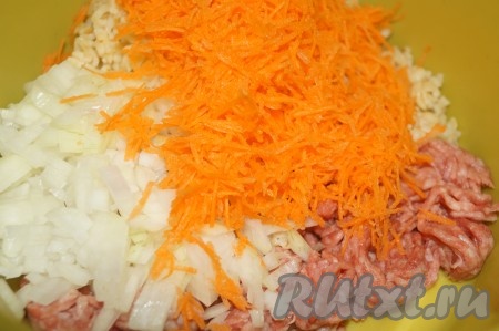 Репчатый лук и морковь очистить. Лук нарезать, как можно мельче, а морковь натереть на мелкой тёрке. Добавить овощи к фаршу с булгуром вместе с солью и специями, перемешать до однородности.