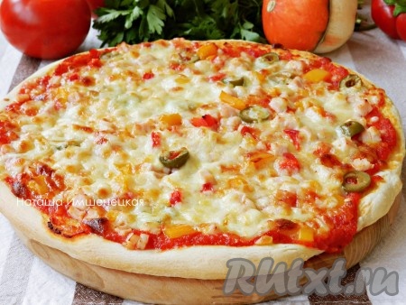 Вкусная, ароматная и сочная домашняя пицца на тонком тесте готова.