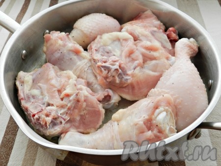 В глубокой сковороде разогреть растительное масло и выложить куски курицы.