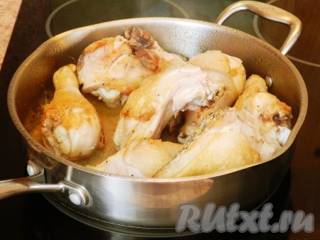 Обжарить кусочки курицы с двух сторон на огне выше среднего до приятной золотистой корочки (примерно по 2-3 минуты с каждой стороны).