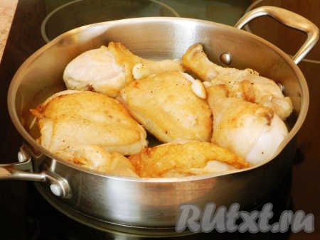 В сковороду с обжаренным чесноком выложить кусочки курицы, влить 200 миллилитров воды, дать воде закипеть, уменьшить огонь до минимума и тушить мясо под крышкой на медленном огне минут 30-40 минут (до готовности курицы). В процессе тушения 1-2 раз кусочки курочки нужно будет перевернуть с одной стороны на другую. Готовность куриного мяса легко проверить деревянной зубочисткой, для этого нужно проколоть мясо в нескольких местах. Если из прокола вытекает прозрачный сок, значит мясо готово.