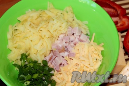 Перья зеленого лука вымыть, обсушить, мелко нарезать. В салатнике соединить: натертый картофель, варено-копченую грудинку, сыр, измельченный зеленый лук.
