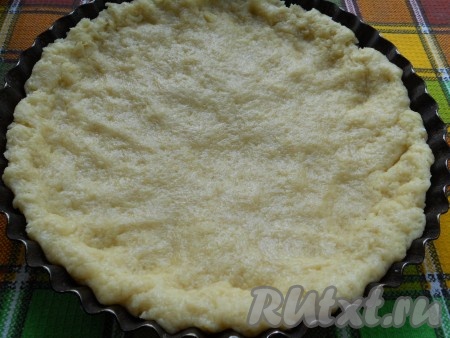 Форму для запекания (диаметр - 28-30 см) немного смазать маслом. Выложить тесто, растянуть его руками, формируя небольшие бортики.