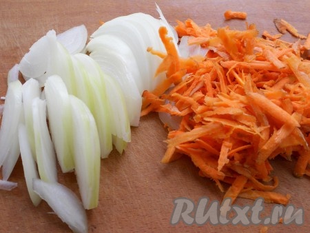 Лук нарезать полукольцами, морковь натереть на крупной терке.
