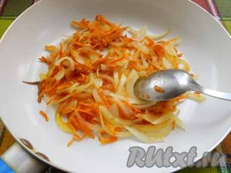Лук и морковь обжарить на растительном масле в другой сковороде, помешивая, до мягкости.
