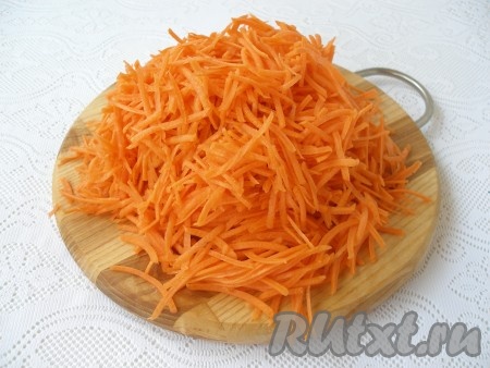 Морковь очистить и натереть на терке или в комбайне. Будет красиво и вкусно, если морковь натереть  длинными полосочками.