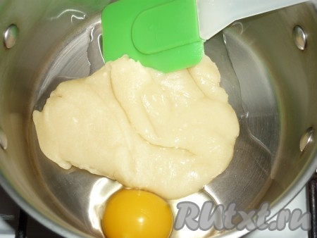 Когда тесто немного остынет, добавить яйцо и снова перемешать до получения однородной массы.
