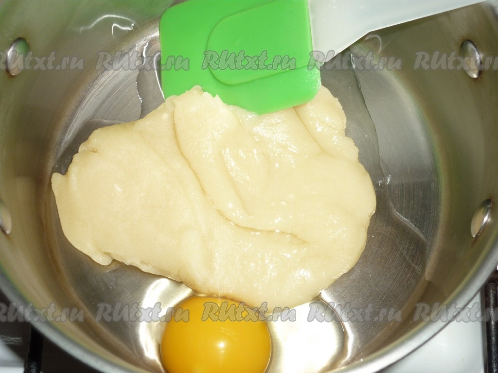 Надо ли добавлять в тесто яйца. Заварное тесто. Заварное тесто крутое до добавления яиц. Примерная масса заварного теста. Зачем добавлять яйцо в тесто.