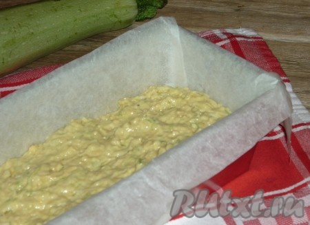 Соединить молочно-масляную и кабачково-сырную смеси, перемешать ложкой. Тесто должно получиться достаточно густым и липким. Тесто выложить в форму для выпечки, застеленную пергаментом, и разровнять.