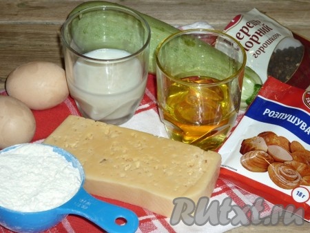 Ингредиенты для приготовления кекса с кабачком и сыром.