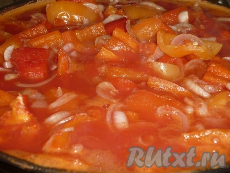 В кипящее томатное пюре добавить нарезанный сладкий перец и лук, огонь уменьшить и варить лечо 20-25 минут.
