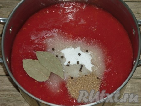 Добавить в томатное пюре черный перец горошком, гвоздику, кориандр, соль, сахар, лавровый лист и довести до кипения.
