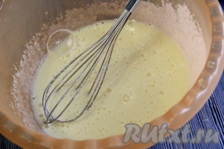  Хорошо взбить яйца с сахаром в пышную и однородную массу. Я замешивала тесто с помощью венчика.