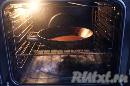 Разделить полученное тесто на 2 равные части. В форму, смазанную сливочным маслом, выложить одну часть теста и выпекать в разогретой духовке в течение 20 минут при температуре 220 градусов. Я выпекаю в сковороде.
