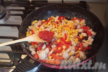 Выложить на сковороду перец, помидоры, кукурузу и томатную пасту. Перемешать.
