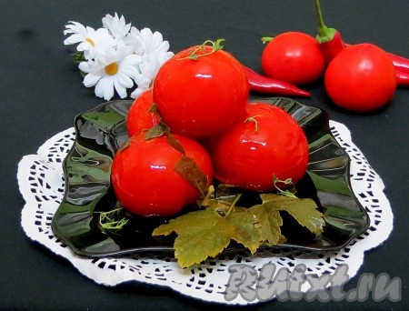 Соленые помидоры по этому рецепту готовятся достаточно быстро, а получаются такими вкусными!
