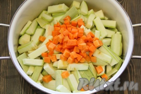 Морковь почистить и нарезать средними кубиками, как на фото. Добавить морковь в кастрюлю к кабачкам.
