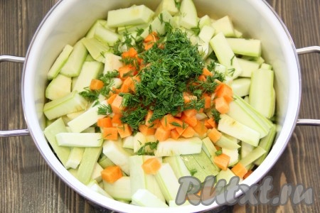  Зелень вымыть и обсушить. Мелко нарезать зелень и добавить к овощам.
