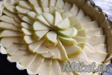 Достать форму с тестом из холодильника. Выложить кусочки яблок по кругу в виде цветка. 