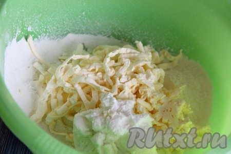 Холодное сливочное масло натереть на крупной тёрке в миску с мукой, добавить творог и сахар.