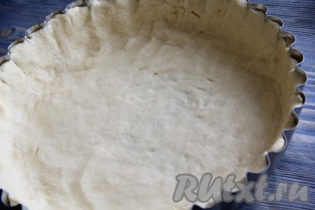 Форму для выпечки слегка смазать сливочным маслом. Выложить тесто в форму и равномерно распределить его по всей форме, формируя бортики. Поставить форму с тестом в холодильник на 30 минут.