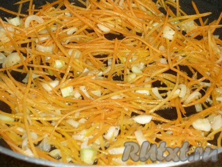 Лук и морковь обжарить на растительном масле до золотистого цвета.
